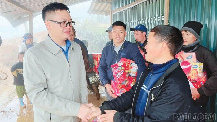 Đồng chí Trương Mạnh Cường - Phó Chủ tịch UBND xã thăm, tặng quà cho người dân.