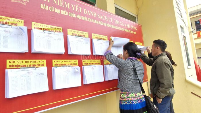 Trước ngày bầu cử, cử tri xã vùng cao, biên giới A Mú Sung đến các điểm bỏ phiếu tìm hiểu thông tin người ứng cử đại biểu Quốc hội khóa XVI và đại biểu HĐND các cấp nhiệm kỳ 2026 - 2031.