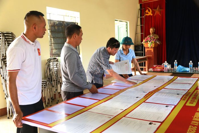 Tại điểm bỏ phiếu số 8, xã A Mú Sung, công tác chuẩn bị cho ngày bầu cử được tiến hành khẩn trương.