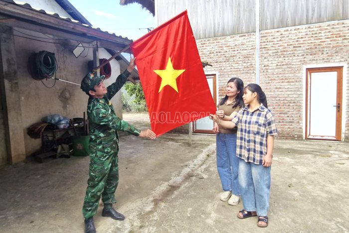 Cán bộ Đồn Biên phòng A Mú Sung cùng Nhân dân thôn Lũng Pô treo cờ Tổ quốc chào mừng ngày hội lớn của đất nước.
