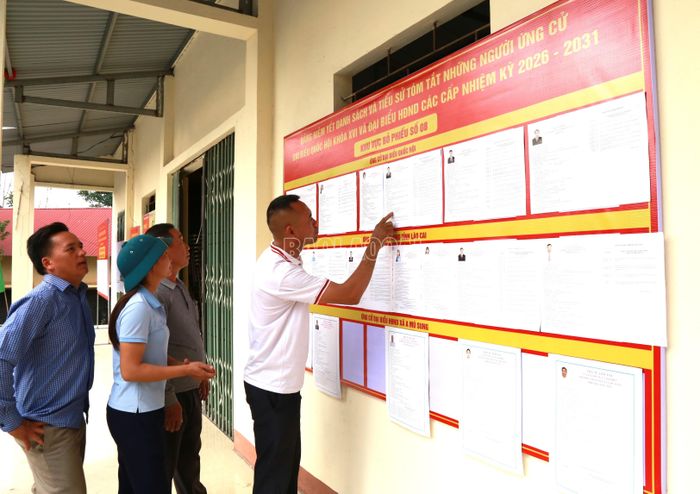 Cử tri tại các thôn, bản đặc biệt quan tâm tìm hiểu thông tin và tiểu sử của các ứng cử viên, nhằm lựa chọn những đại biểu tiêu biểu, xứng đáng tham gia Quốc hội khóa XVI và HĐND các cấp, nhiệm kỳ 2026 - 2031.