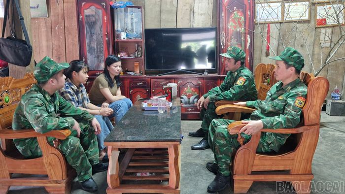 Cán bộ, chiến sĩ Đồn Biên phòng xã A Mú Sung đến thôn, bản tuyên truyền về ngày bầu cử cho Nhân dân khu vực biên giới.