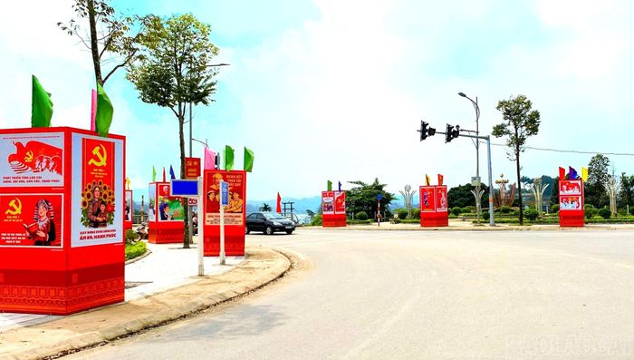 Các trục đường chính trên địa bàn phường Yên Bái được trang hoàng cờ, hoa rực rỡ, tạo không khí phấn khởi hướng về ngày bầu cử.