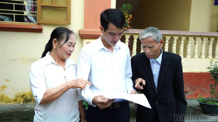 Cử tri xã Việt Hồng tìm hiểu thông tin về danh sách, tiểu sử các đại biểu ứng cử được niêm yết tại nhà văn hóa thôn.