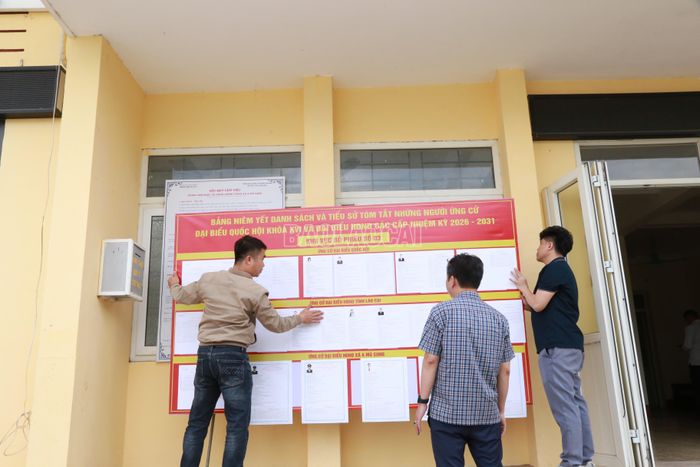 Lãnh đạo xã A Mú Sung kiểm tra công tác chuẩn bị cho ngày bầu cử tại các điểm bỏ phiếu trên địa bàn xã.