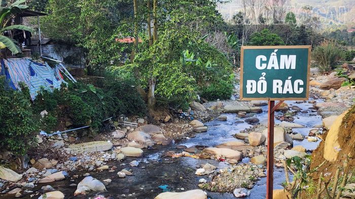 Mặc dù có biển cấm đổ rác nhưng khu vực cầu Nậm Búng vẫn có rác thải sinh hoạt xả xuống lòng suối.