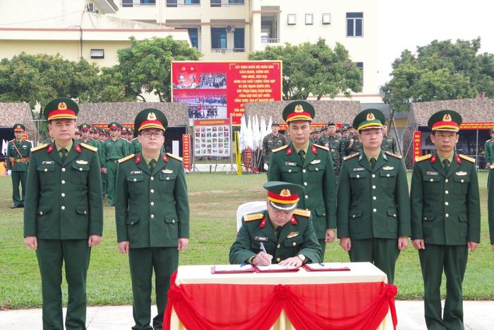 Đại diện lãnh đạo các phòng, ban Bộ Chỉ huy Quân sự tỉnh, Ban Chỉ huy Bộ đội Biên phòng tỉnh ký kết giao ước thi đua tại buổi lễ.