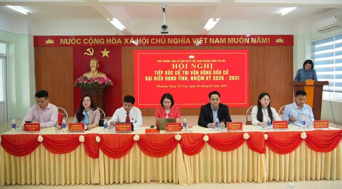 Các ứng viên ứng cử đại biểu HĐND tỉnh nhiệm kỳ 2026 - 2030 đơn vị bầu cử số 2 tiếp xúc cử tri tại phường Nùng Trí Cao.