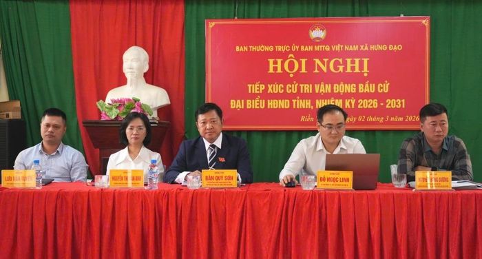 Các ứng cử viên đại biểu HĐND nhiệm kỳ 2026 - 2031 tiếp xúc cử tri tại hội nghị.