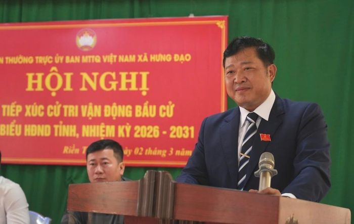 Đồng chí Bàn Quý Sơn, Tỉnh ủy viên, Trưởng Ban Dân tộc, HĐND tỉnh trả lời ý kiến cử tri tại hội nghị.