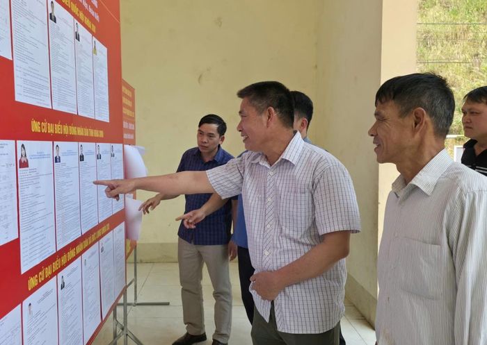 Cử tri xã Đức Long tìm hiểu tiểu sử tóm tắt của những người ứng cử đại biểu HĐND tỉnh, nhiệm kỳ 2026 - 2031.