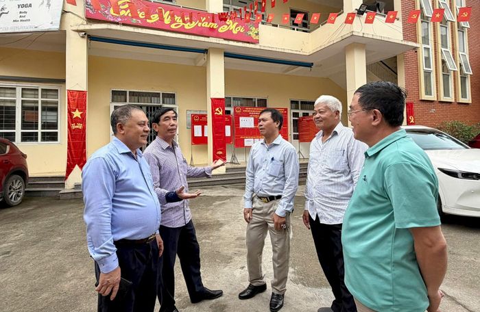 Các thành viên tổ bầu cử số 8 và cử tri chia sẻ thông tin. Ảnh: Vân Nga