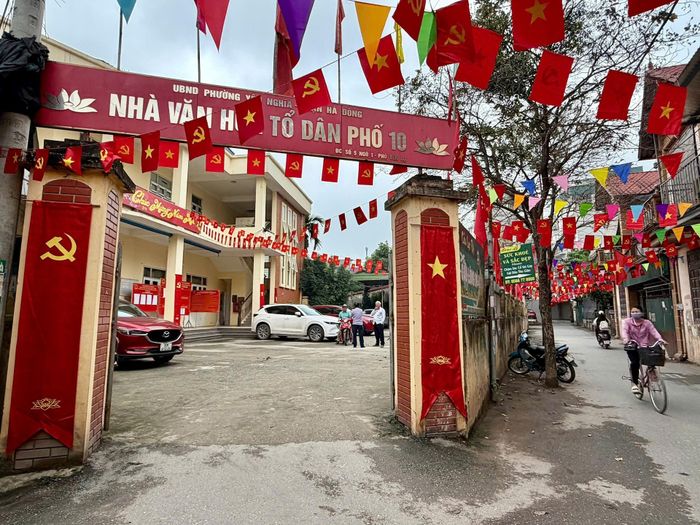 Quang cảnh đường phố và nhà văn hóa Tổ dân phố số 10, phường Yên Nghĩa. Ảnh: Vân Nga