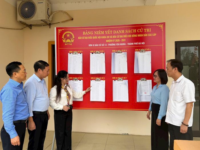 Kiểm tra công tác niêm yết danh sách cử tri. Ảnh: Vân Nga