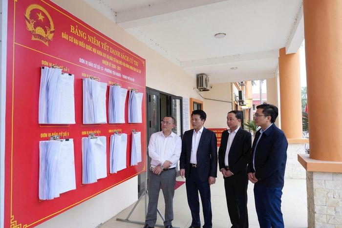 Bí thư Đảng ủy, Chủ tịch HĐND phường, Chủ tịch Ủy ban Bầu cử phường Yên Nghĩa Nguyễn Nguyên Quân kiểm tra điểm niêm yết danh sách người ứng cử và cử tri. Ảnh:Nguyễn Trọng