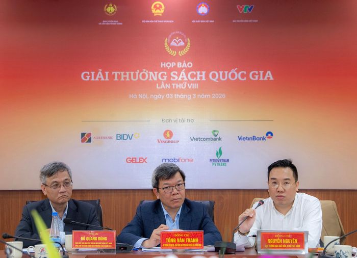  Ông Nguyễn Nguyên - Cục trưởng Cục Xuất bản, In và Phát hành, Bộ Văn hóa, Thể thao và Du lịch (ngoài cùng, bên phải) cho biết năm nay tỉ lệ chọi của Giải thưởng khá cao, với tỉ lệ đạt giải là 1/10 cuốn sách. Ảnh: Việt Linh. 