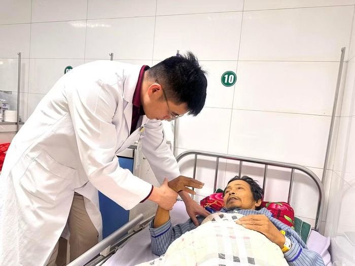 Bác sĩ thăm khám cho bệnh nhân vỡ u gan - Ảnh BVCC