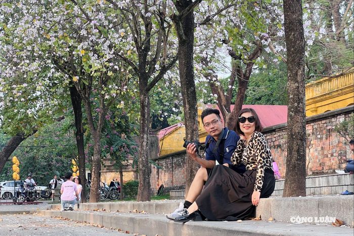 Anh Tăng Tiến Vũ (TP HCM) lưu lại khoảnh khắc cùng vợ với hoa ban giữa lòng Thủ đô.