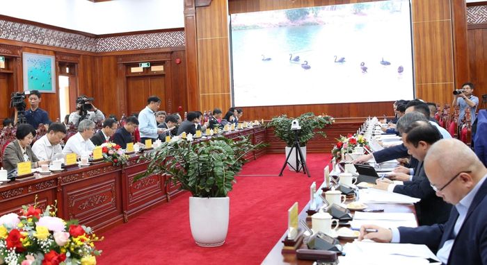 Đại diện các bộ, ngành phát biểu tại cuộc làm việc.