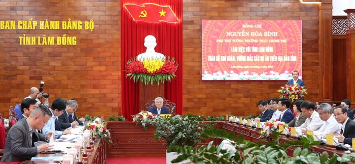 Tham dự buổi làm việc có lãnh đạo, đại diện các bộ, ngành, cơ quan Trung ương: Tài chính; Tư pháp; Công Thương; Xây dựng; Ngân hàng Nhà nước Việt Nam; Viện Kiểm sát nhân dân tối cao; Văn phòng Chính phủ…