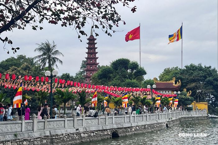 Đông đảo người dân và du khách đến chùa Trấn Quốc lễ rằm tháng Giêng và du xuân.