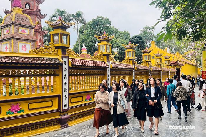 Đường dẫn vào chùa tấp nập người dân.