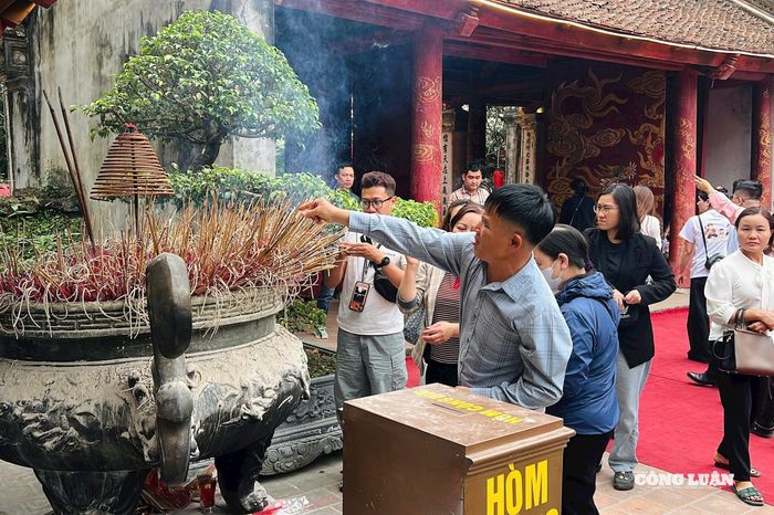Bên trong khuôn viên đền, người dân thành kính dâng hương, cầu mong một năm mưa thuận gió hòa, gia đạo bình an.