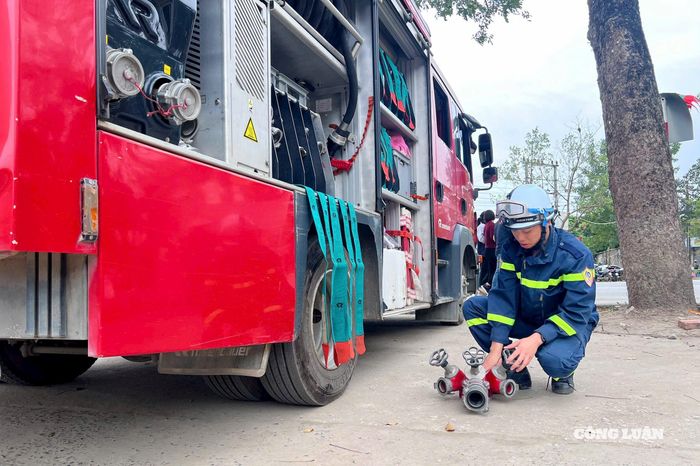 Bên cạnh không khí rộn ràng của ngày chính hội, công tác bảo đảm an toàn phòng cháy, chữa cháy và cứu nạn, cứu hộ (PCCC &amp; CNCH) cũng được triển khai nghiêm túc, góp phần để Lễ hội đền Và 2026 diễn ra an toàn, trật tự. Lực lượng bố trí xe chữa cháy, phương tiện chuyên dụng cùng cán bộ ứng trực 24/24 giờ trong suốt thời gian diễn ra lễ hội.