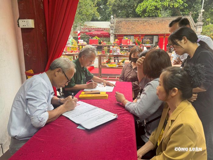 Chị Lan (phường Hà Đông) chia sẻ: “Năm nào tôi cũng đi lễ Rằm tháng Giêng. Đầu năm đến đền thắp nén hương cầu cho cha mẹ mạnh khỏe, con cái học hành tiến bộ, lòng mình cũng thấy nhẹ nhõm hơn”.