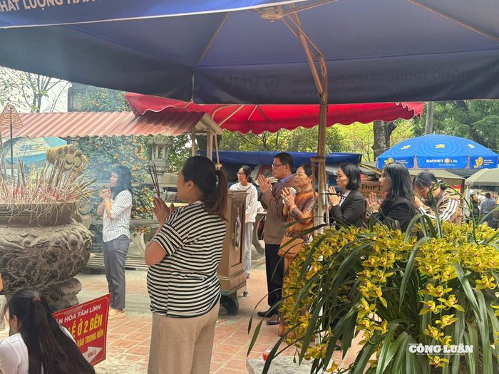 Năm 2026 là năm chính hội đền Và. Tâm điểm của lễ hội là lễ rước long ngai bài vị Tam vị Đức Thánh Tản từ phường Sơn Tây qua sông Hồng sang đền Ngự Dội, nằm trên địa phận xã Vĩnh Phú để tế lễ, rồi quay trở lại đền Và.