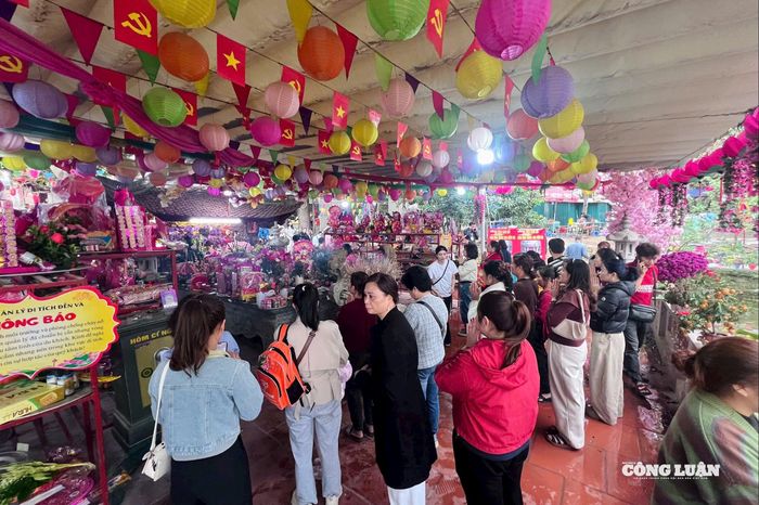 Không chỉ người lớn tuổi, nhiều bạn trẻ cũng có mặt tại lễ hội. Họ thành tâm cầu nguyện cho công việc thuận lợi, tình duyên suôn sẻ, đồng thời tìm hiểu thêm về giá trị truyền thống của dân tộc.