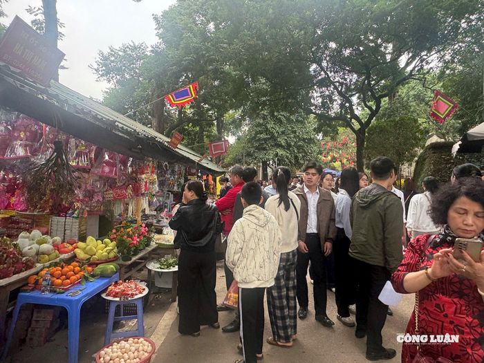 Lễ hội đền Và là lễ hội lớn vào bậc nhất ở xứ Đoài. Theo ghi nhận của phóng viên, lượng khách trong ngày chính hội tăng cao so với ngày thường.