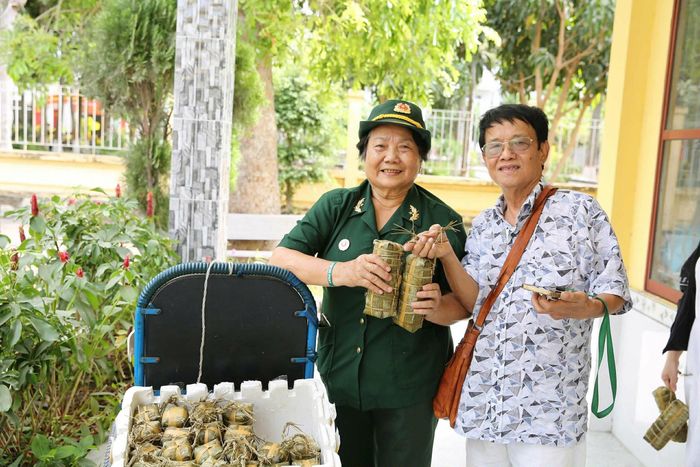 Nhà báo Huỳnh Dũng nhân thăm và tặng bánh tét cho thương binh.