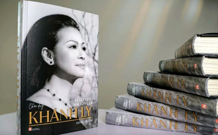 Cuốn sách "Hát cùng nguồn cội - Chân dung Khánh Ly". Ảnh: Lương Duy Tiến