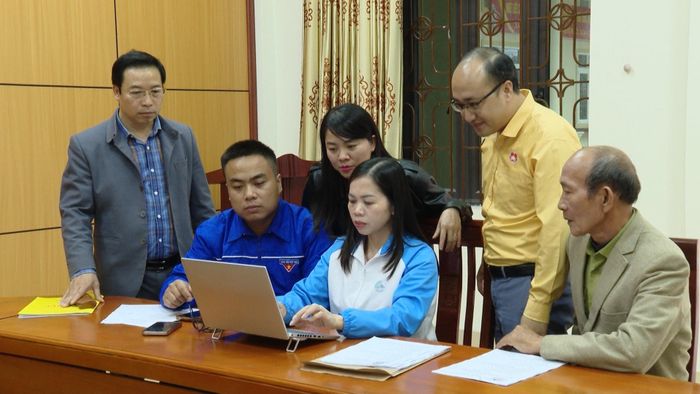 Chuẩn bị nội dung Hội nghị tiếp xúc cử tri, vận động bầu cử tại xã Đông Hiếu. Ảnh: Kim Thoa