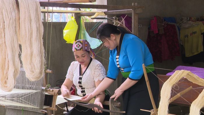 Chị Lang Thị Hương hướng dẫn kỹ năng dệt thổ cẩm. Ảnh: Kim Thoa