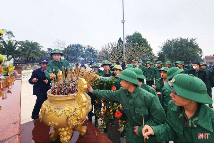 Thanh niên xã Kỳ Anh dâng hương các anh hùng liệt sĩ trước ngày nhập ngũ để báo công và khẳng định quyết tâm cống hiến cho Tổ quốc.