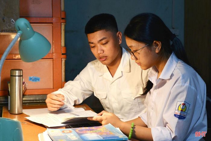 Tranh thủ trước ngày nhập ngũ, thanh niên Nguyễn Ngọc Viên (thôn Sơn Bằng, xã Lộc Hà) truyền đạt kinh nghiệm học tập cho em gái.