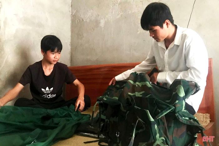 Tân binh Đặng Như Nam (xã Đồng Tiến) chuẩn bị quân tư trang lên đường nhập ngũ.