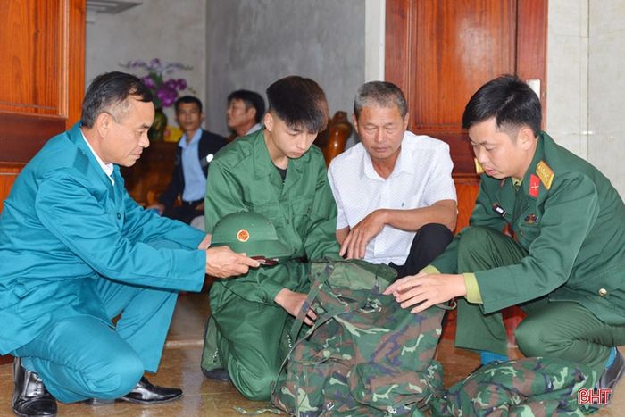 Cán bộ Ban CHQS xã Hồng Lộc hỗ trợ tân binh Đào Văn Diệu (ở thôn Tân Thành) trước ngày nhập ngũ.