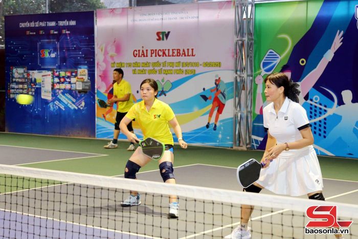 Thi đấu nội dung đôi nữ.