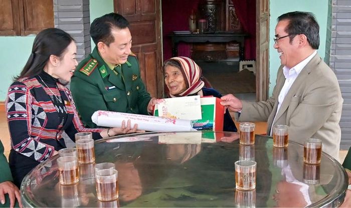  Đại tá Hoàng Minh Hùng, Chỉ huy trưởng BĐBP thành phố thăm, tặng quà cho người dân biên giới
