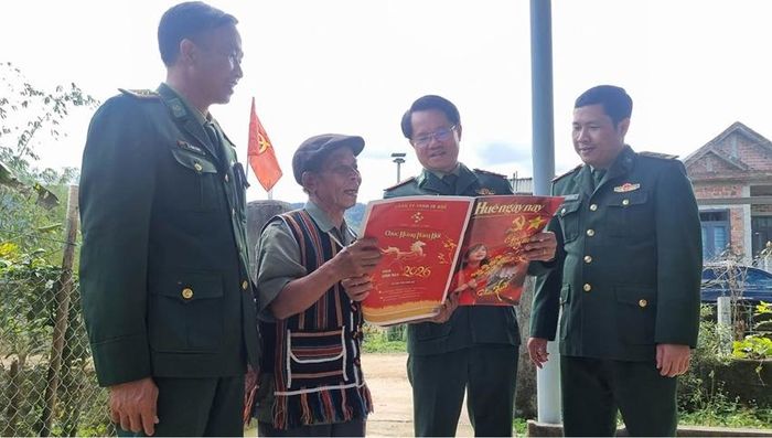  Đại tá Đặng Ngọc Hiệu, Bí thư Đảng ủy, Chính ủy BĐBP thành phố (thứ 2 từ phải qua) cùng đồng đội chung niềm vui tinh thần với người dân biên giới