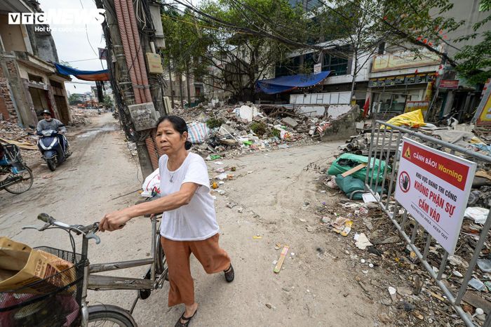 Những ngày qua, tiến độ phá dỡ diễn ra dồn dập khiến nhiều người dân sống quanh khu vực bất ngờ. Bà Minh, người dân sinh sống gần khu vực dự án, cho biết bà chứng kiến quá trình giải phóng mặt bằng nhiều năm nhưng chưa khi nào thấy tiến độ được đẩy nhanh như thời gian gần đây. “Trước đây làm rất chậm, có thời điểm gần như không thay đổi gì. Nhưng khoảng vài tháng trở lại đây, việc vận động, bàn giao rồi phá dỡ diễn ra liên tục. Có thể nói nhanh chưa từng thấy so với những năm trước”, bà Minh chia sẻ.
