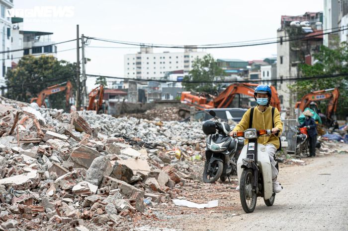 Chứng kiến dãy nhà cũ lần lượt được tháo dỡ, nhiều người dân sống quanh khu vực cho biết họ mong dự án sớm hoàn thành để ổn định cuộc sống. Chị Thanh, người dân sinh sống gần khu vực triển khai dự án, cho biết những năm qua tuyến ngõ này thường xuyên ùn tắc, mặt đường chật hẹp, xuống cấp. “Chúng tôi cũng mong công trình thi công nhanh, đúng tiến độ để giao thông thông thoáng, người dân sớm ổn định cuộc sống”, chị Thanh nói.
