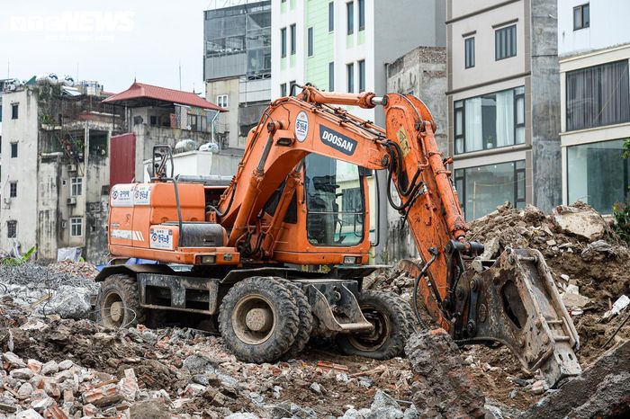 Ghi nhận của PV Báo Điện tử VTC News sáng 3/3 tại khu vực từ đường Cầu Giấy vào Khu đô thị mới Dịch Vọng (phường Cầu Giấy), nhiều máy xúc, xe tải được huy động để tháo dỡ các hạng mục cuối cùng.