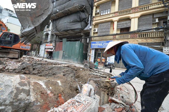 Người thu mua phế liệu tranh thủ thu gom sắt thép, vật liệu còn lại sau khi các công trình trong diện giải tỏa bị phá dỡ tại khu vực dự án đường Vành đai 2,5.