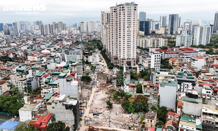Dự án đường Vành đai 2,5 đoạn từ đường Cầu Giấy đến Khu đô thị mới Dịch Vọng có chiều dài khoảng 420m, tổng diện tích thu hồi hơn 21.459m², liên quan 329 hộ gia đình và 9 tổ chức. Dù được phê duyệt từ tháng 10/2017 và triển khai công tác giải phóng mặt bằng ngay cuối năm đó, nhưng nhiều năm qua tiến độ thực hiện diễn ra chậm.
