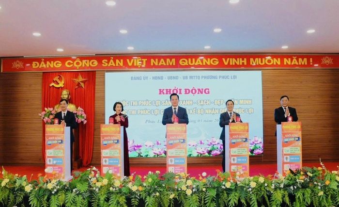 Lãnh đạo phường nhấn nút khởi động phát động 3 cuộc thi. Ảnh: B.Duy