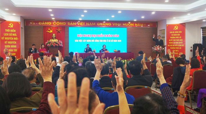 Đại biểu biểu quyết thông qua Nghị quyết Hội nghị đại biểu Nhân dân phường. Ảnh: B.Duy